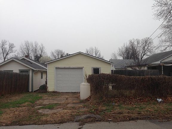 Detached 1.5 car garage (alley access)