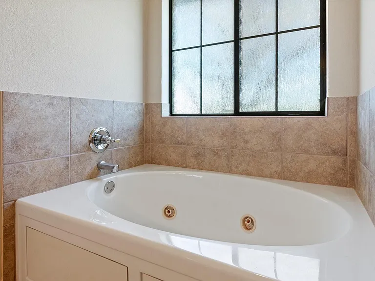 6104 Alexus Dr — Photo 16