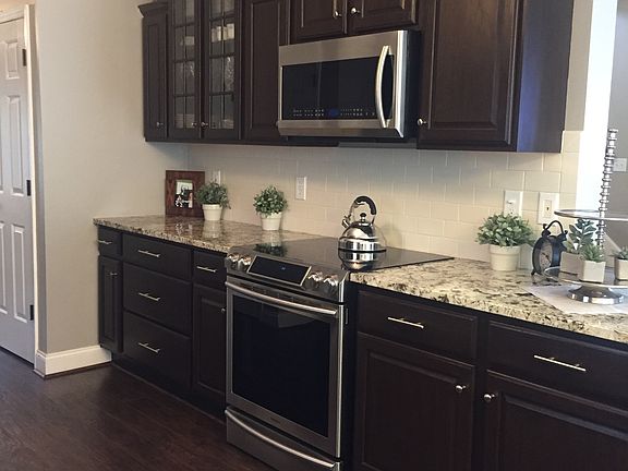 3rd image of 402 Wyndhurst Dr