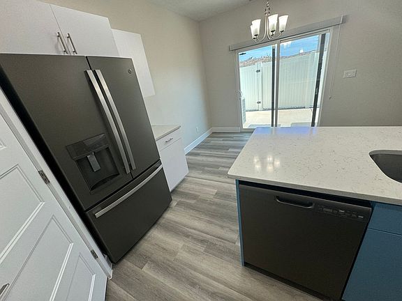 5th image of 566 E Elmbrook Dr