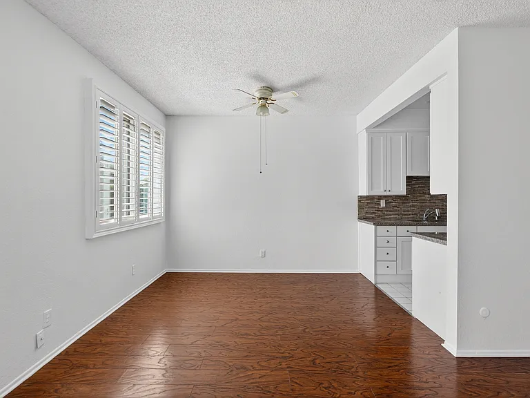 Woodman Ave Apartments — Photo 81