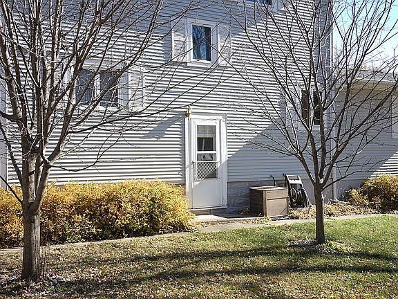 5th image of 904 W 5th St