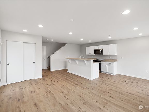 5th image of 202 Creekside Drive