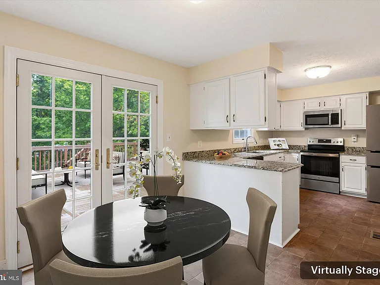 9708 Locust Hill Dr — Photo 17