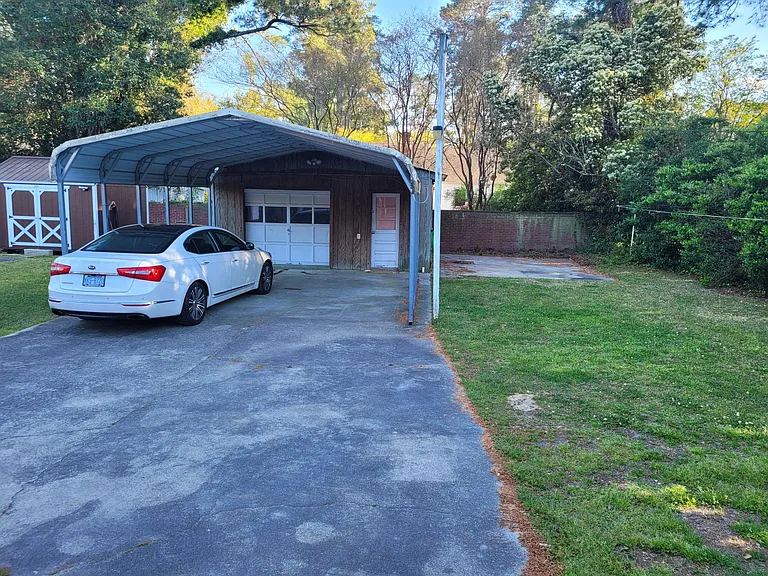 910 Edwards Ave — Photo 2