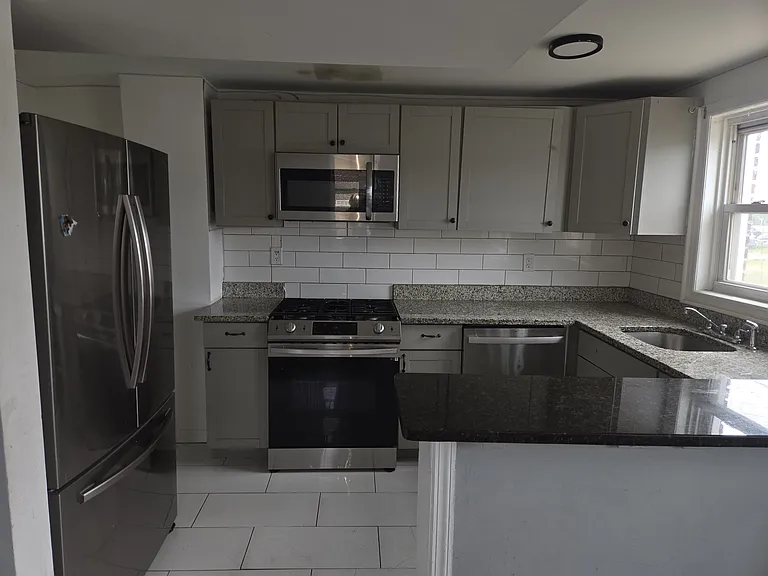 601 Randolph St — Photo 4