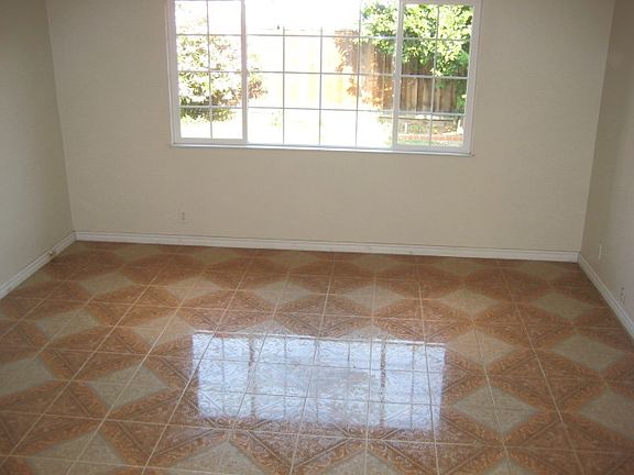 3rd image of 1061 Glenfinnan Dr