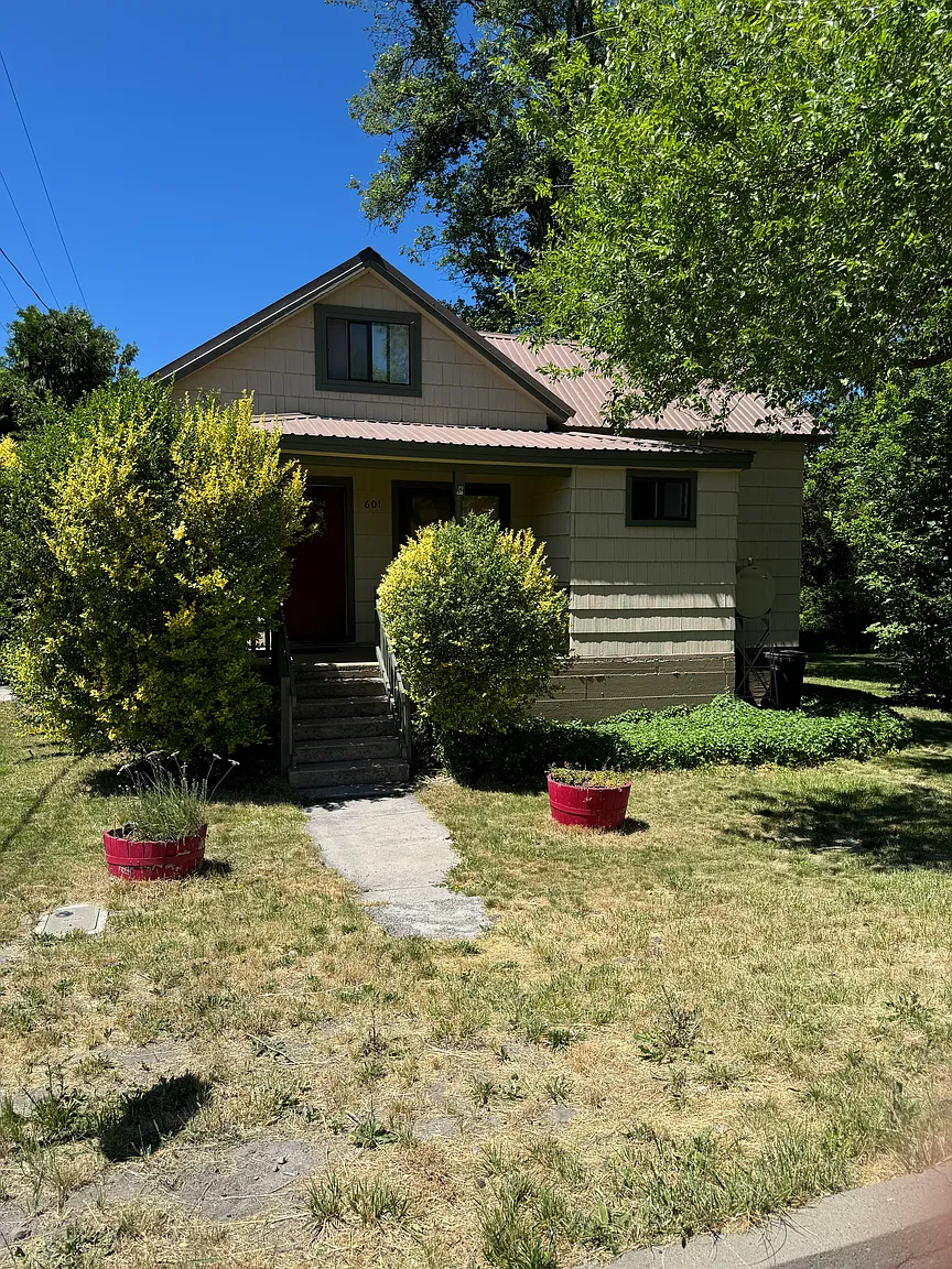 601 Cedar St photo 1
