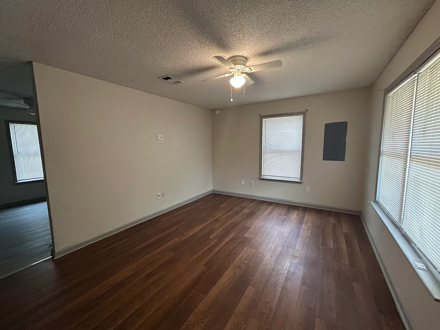 3 bed, 1.5 bath, 1073 sqft, $1,400 — Photo 4