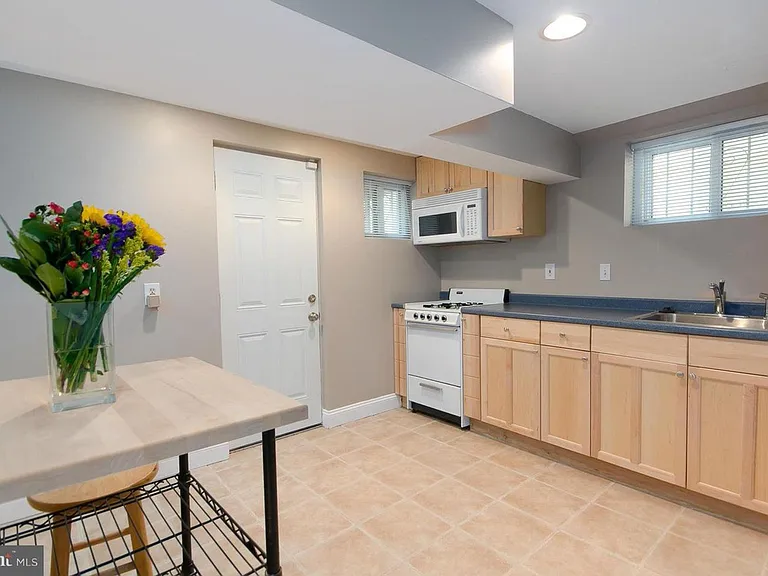 616 Nicholson St NW — Photo 17