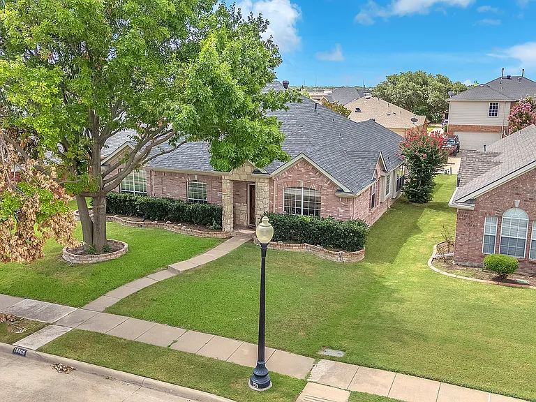 10809 River Oaks Dr — Photo 2