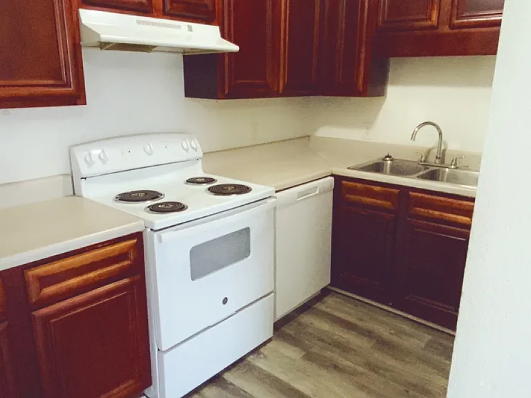1 bedroom unit: full kitchen