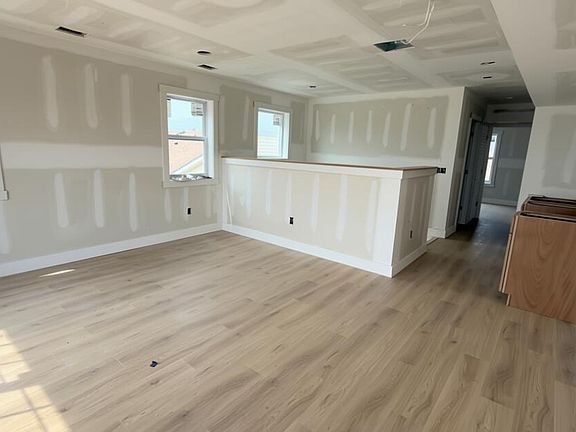 5th image of 122 Fremont Avenue