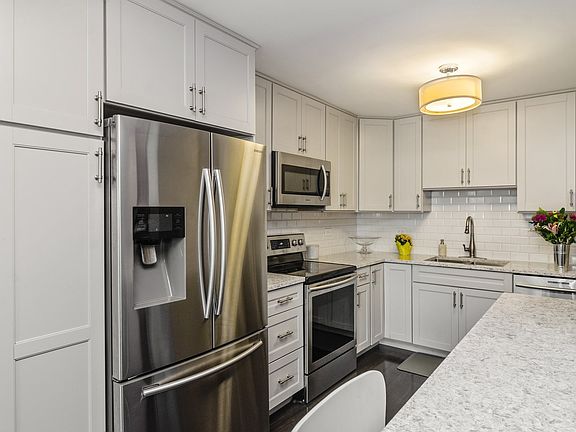 5th image of 1555 N Sandburg Ter APT 310