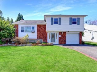10 Kent Ln, North Babylon, NY 11703