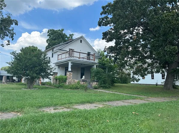 108 W 1st St, Gentry, AR 72734