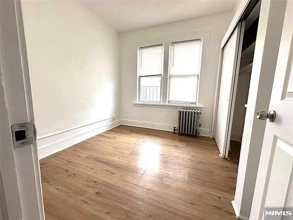 3rd image of 257 Roff Avenue