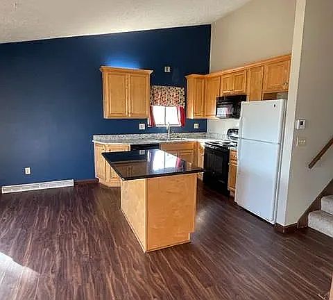 3rd image of 3020-3024 Kemble Ave