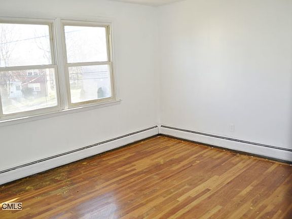 5th image of 28 Karen Ct