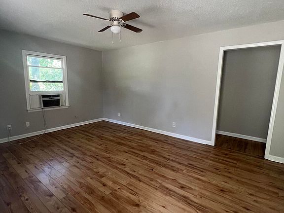 4th image of 3206 Dearborn Dr