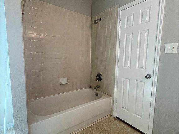5th image of 1502 Claremont Garden Cir