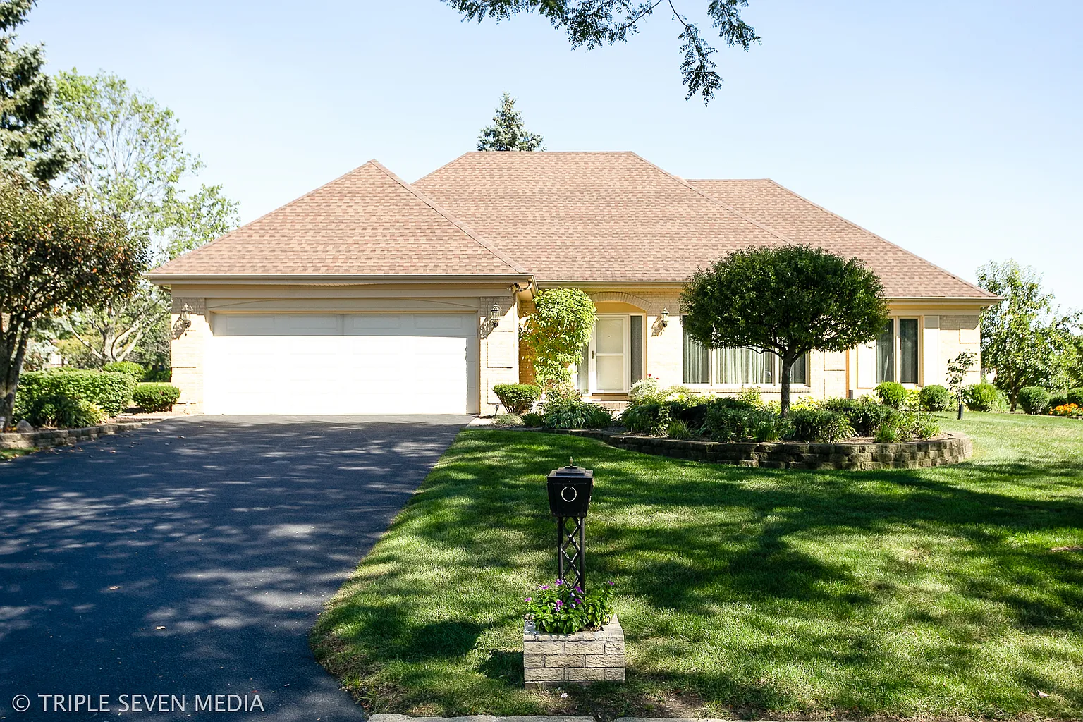 8361 S Park Ave photo 1