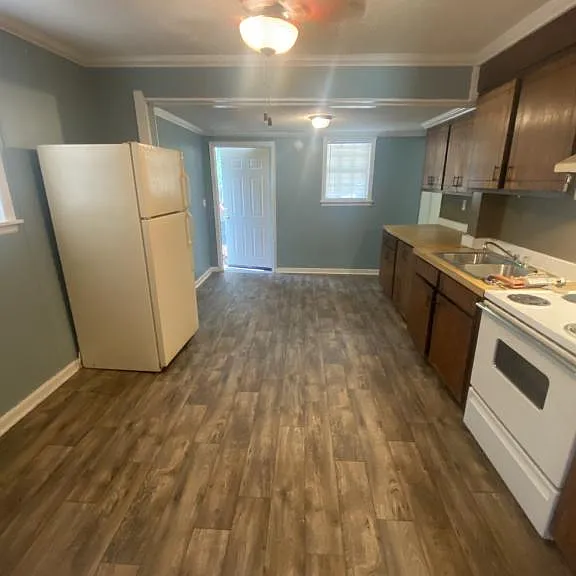 709 Pawley St — Photo 7