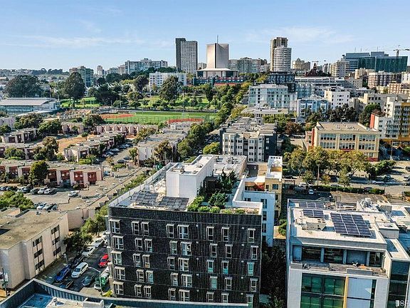 Central location with Japantown, Civic Center, Russian Hill, etc nearby. Easy access onto US-101 and Muni routes (5/5R, 21, 47, 49, Van Ness Metro Station to all light rail lines).