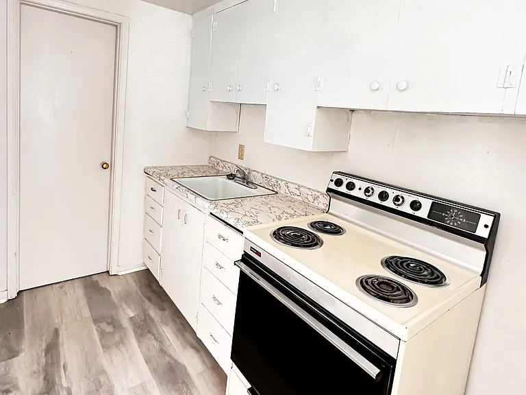 1110 S Main St — Photo 15