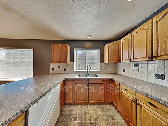 3rd image of 12720 E Alki Ave