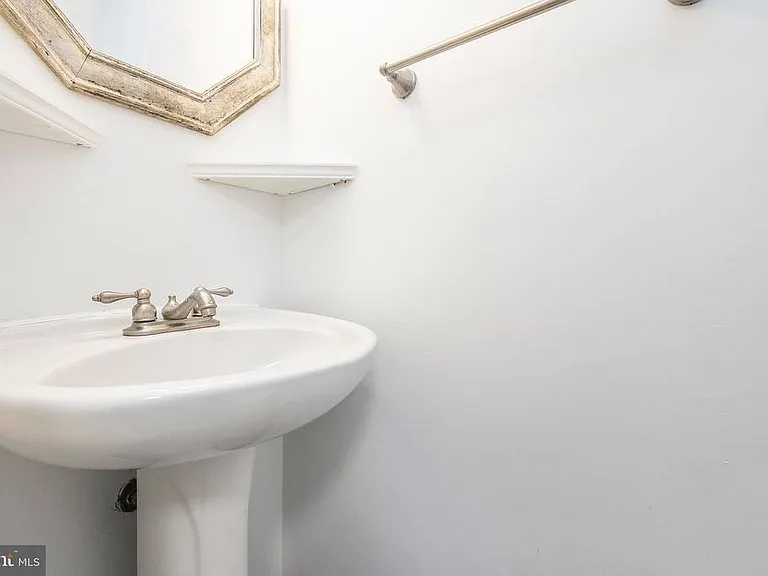 12265 Greenleaf Ave — Photo 12