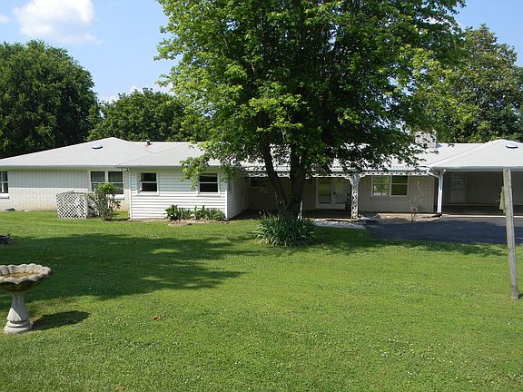 Back view of one level home