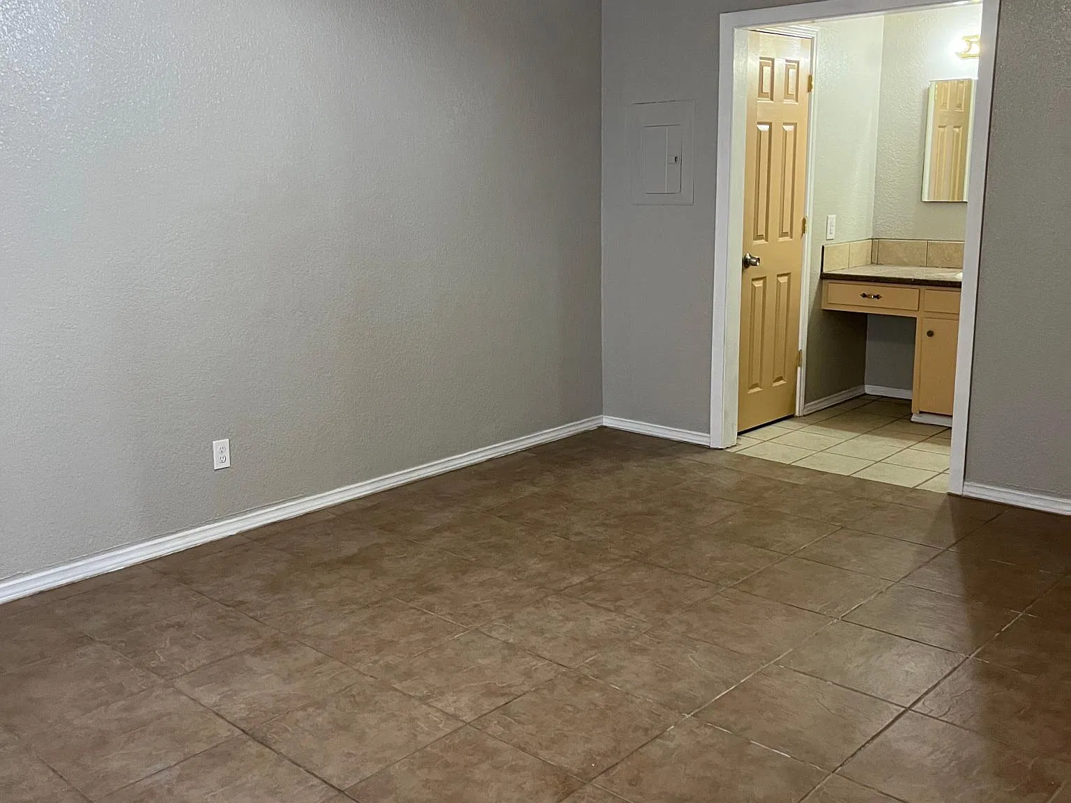 2 bed, 900 sqft, $1,095 — Photo 1