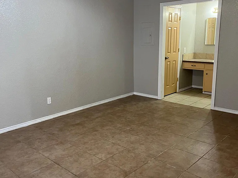 205 N US Highway 281 #4 — Photo 10