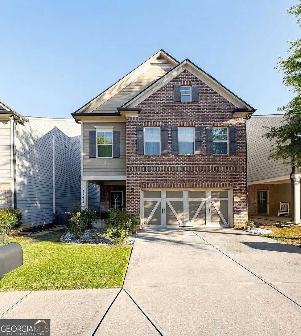 3 bed, 2.5 bath, 2412 sqft, $2,500 — Photo 2