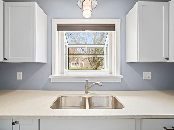 5th image of 221 Crescent Dr
