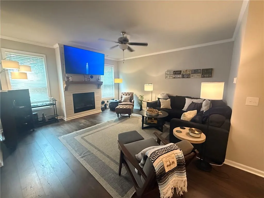 3 bed, 2.5 bath, 2020 sqft, $1,995 — Photo 3