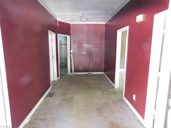 3rd image of 609 Wentworth St