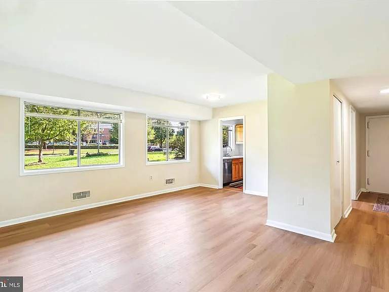 10601 Weymouth St #4 — Photo 13