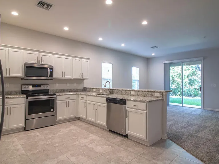 1097 Grantham Dr — Photo 7