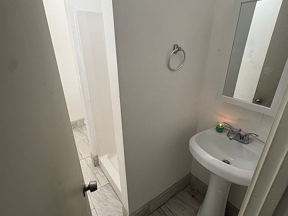 5th image of 4576 Camarilla Ave