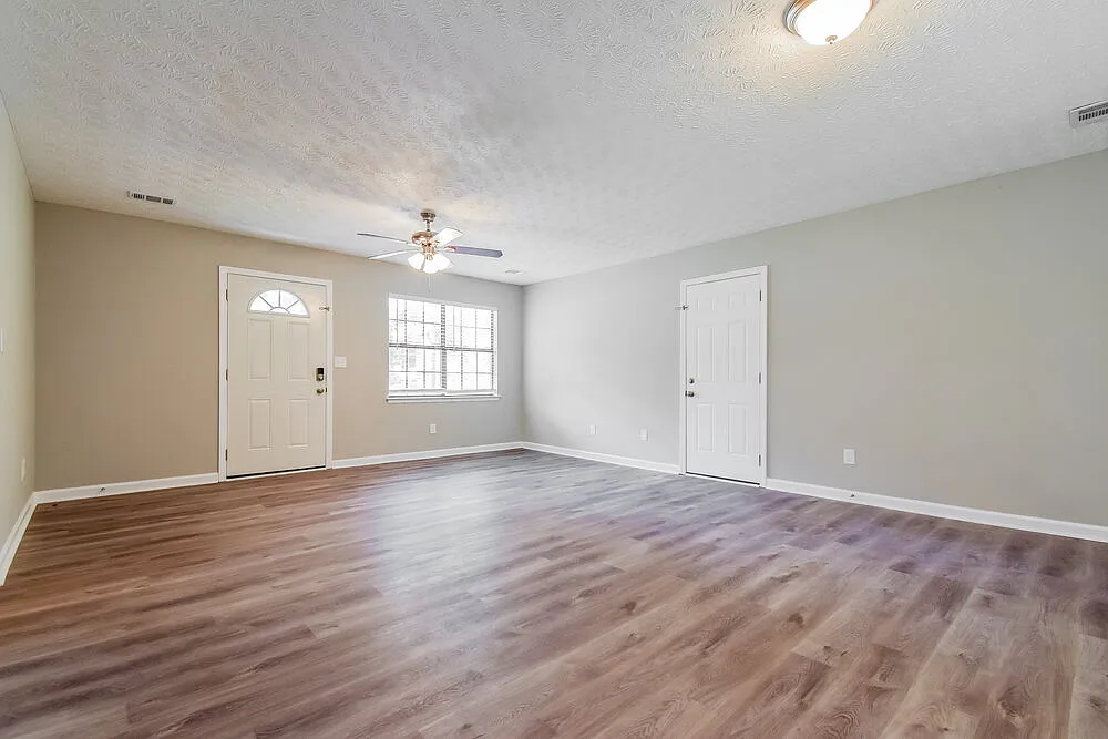 3 bed, 2.0 bath, 1148 sqft, $2,360 — Photo 3