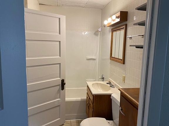 5th image of 722 Main St APT 2