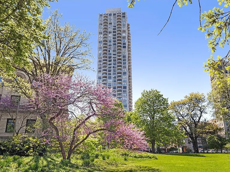 2020 N Lincoln Park W #9J — Photo 1