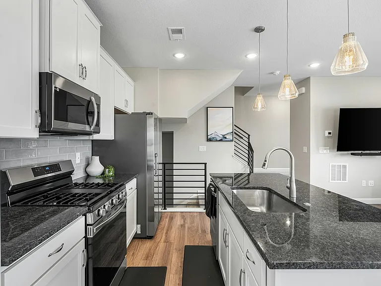 2014 S Holly St #4 — Photo 9