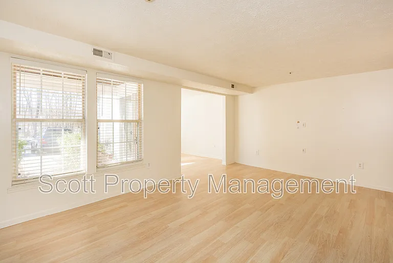 903 Woodbridge Ct #D — Photo 4
