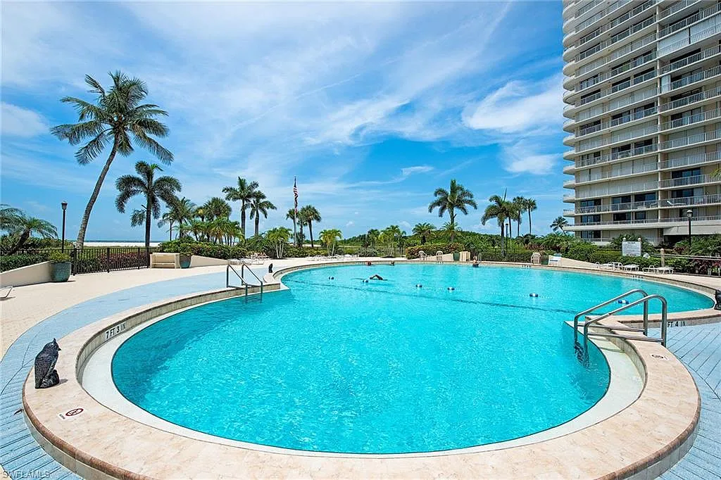 2 bed, 2.0 bath, 1166 sqft, $8,500 — Photo 2