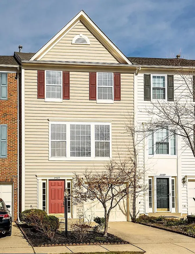 3 bed, 3.5 bath, 1800 sqft, $3,100 — Photo 2