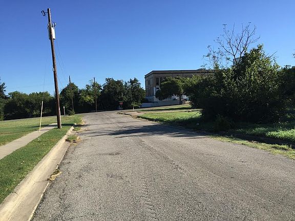 2nd image of 809 Ash Crescent St