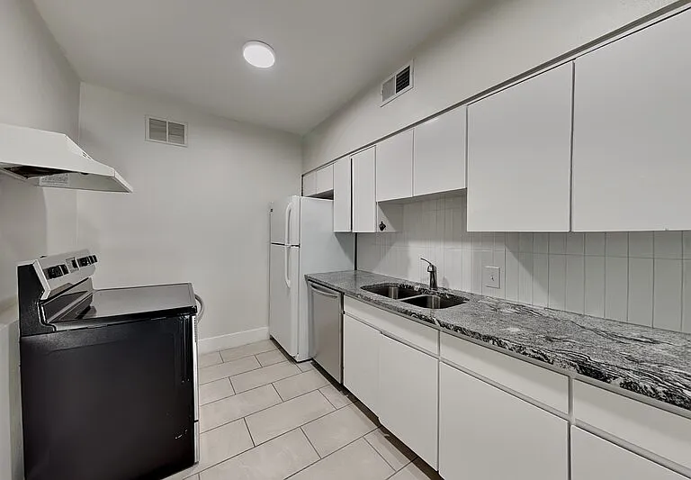 3801 1/2 W Palmira Ave — Photo 3